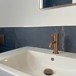 Black Horse Apartment *